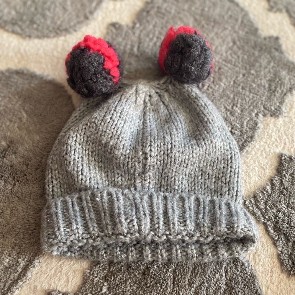 Child’s gray pom pom hat